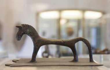 Cancho Roano tapınağa ait at biçiminde bronz kutusu kapağı