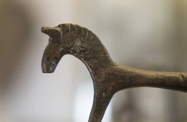 Bronzekistendeckel in Pferdeform, der zum Cancho-Roano-Schrein gehört — Stockfoto