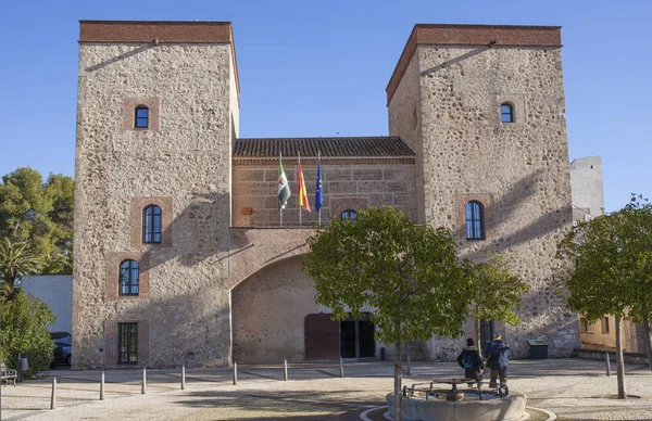 Turisti a Badajoz Facciata del Museo Provinciale di Archeologia, Spagna — Foto Stock