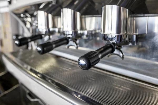 バーのコーヒー マシンの新しいヴィンテージにホルダー — ストック写真