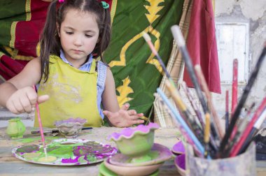 Onun fırça ile sarı renk yükleme kız çocuk