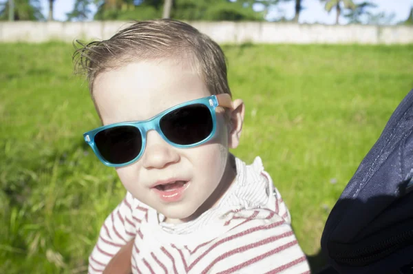 Porträtt Barn Pojke Med Solglasögon För Barn Solig Dag Barn — Stockfoto