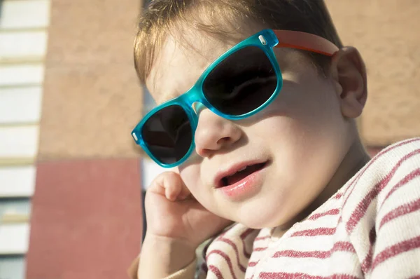 Porträt Eines Kleinen Jungen Mit Sonnenbrille Für Kinder Einem Sonnigen — Stockfoto