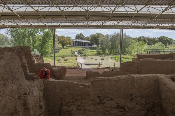 Visitatore che scatta foto al sito archeologico Cancho Roano, Spai — Foto Stock