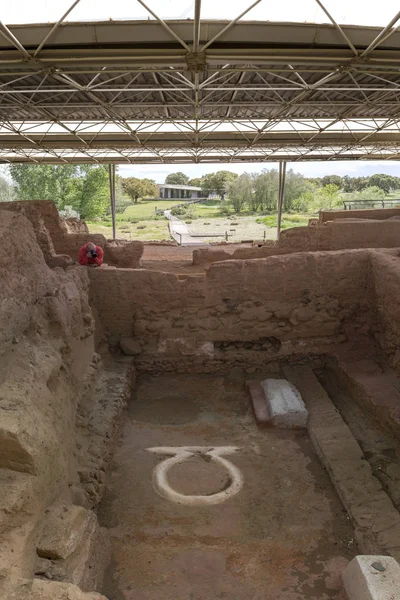 Фотограф, делающий снимки на археологическом объекте Канчо Роано, Италия — стоковое фото