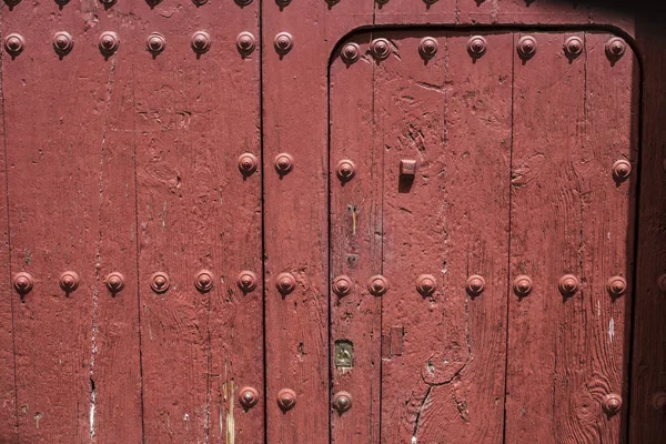Старая расписная деревянная дверь в Саламеа-де-ла-Серена — стоковое фото