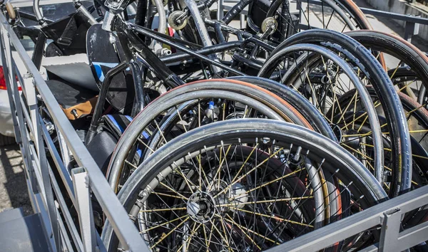 Anhänger für Auto voller Korbrollstühle — Stockfoto