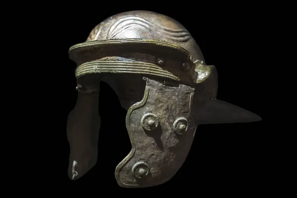 Casco de soldado romano o galea. Aislado sobre negro — Foto de Stock