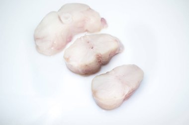Monkfish kuyruk biftek. Beyaz üzerinde izole