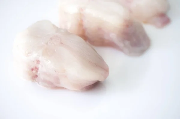 Bistecche di rana pescatrice. Isolato su bianco — Foto Stock