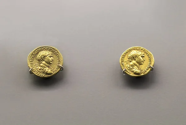 Roman Imperial mynt bär bysten av kejsaren Traianus — Stockfoto
