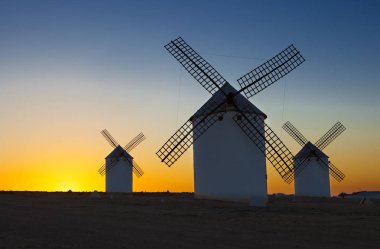 Düşüyor, Campo de CRIPT, La Mancha, İspanya, geleneksel yel değirmenleri