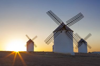 Düşüyor, Campo de CRIPT, La Mancha, İspanya, geleneksel yel değirmenleri