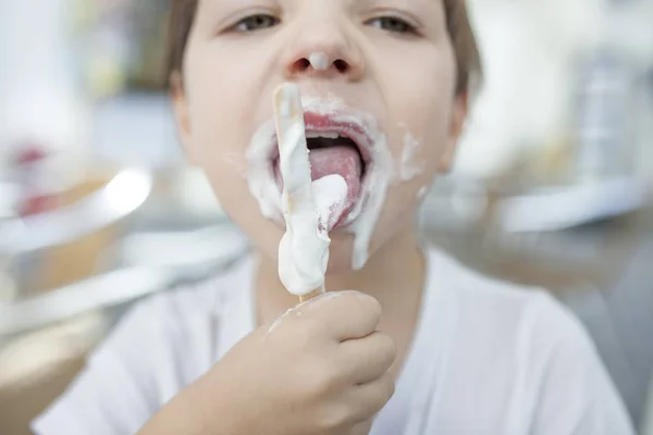 4 ετών αγόρι απολαμβάνοντας ένα παγωτό ραβδί — Φωτογραφία Αρχείου