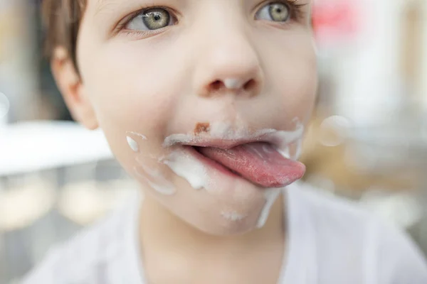 Niño de 4 años disfrutando de un helado de palo — Foto de Stock