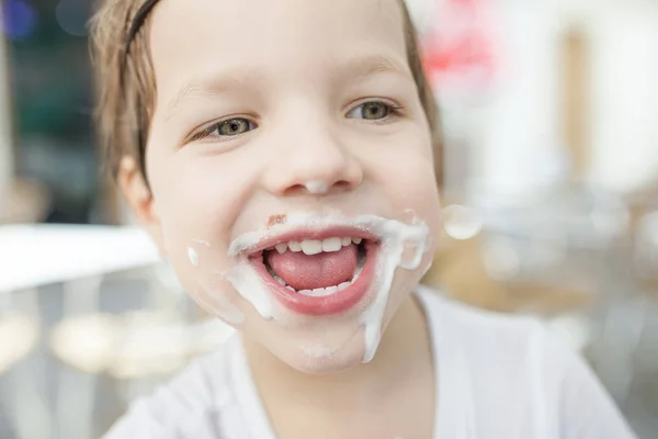 4 years old boy enjoying a stick ice cream — Stock Photo, Image