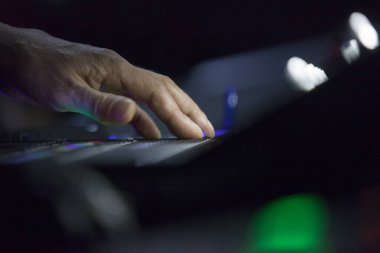 Tiyatro oynarken konsol denetleyici el çalışıyor