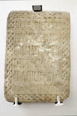 Mezar taşıyla oyulmuş Mozarabik mermer mezar taşı, 11. yüzyıl külçesi.
