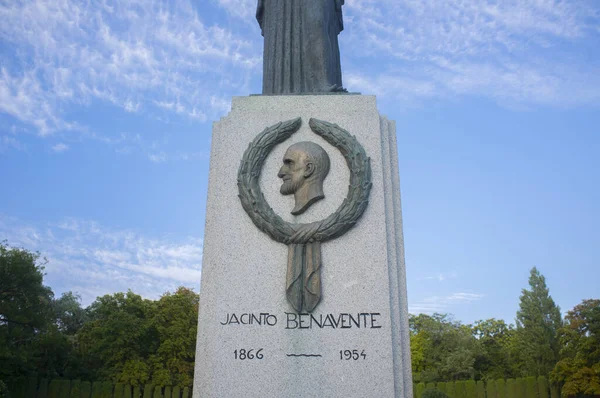 Jacinto Benavente monumento em El Retiro Park, Madrid, Espanha — Fotografia de Stock