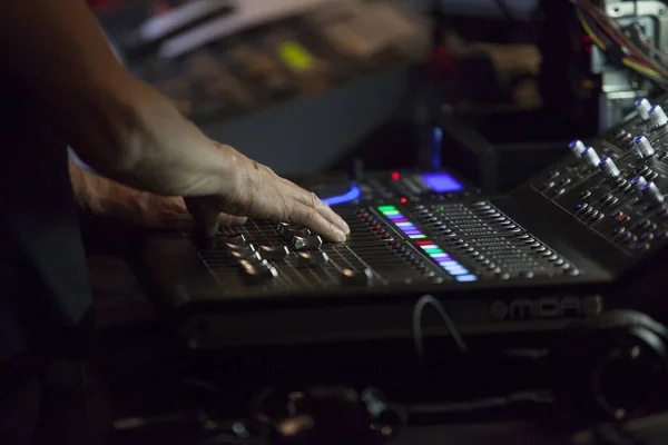 Controlador de console de mão trabalhando durante a peça de teatro — Fotografia de Stock