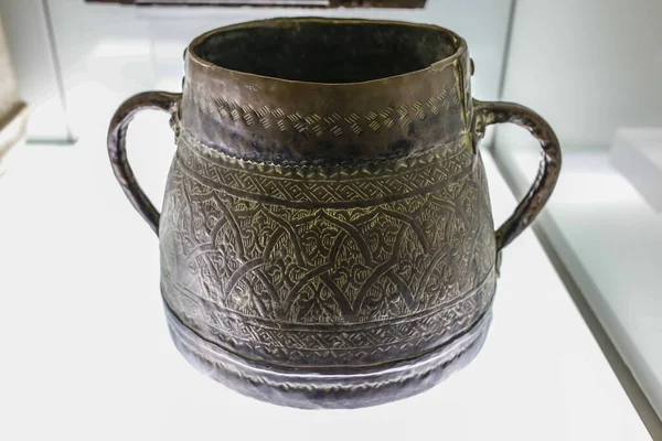 Qdir or Bronze globular pot, 12th Century — Stock Photo, Image