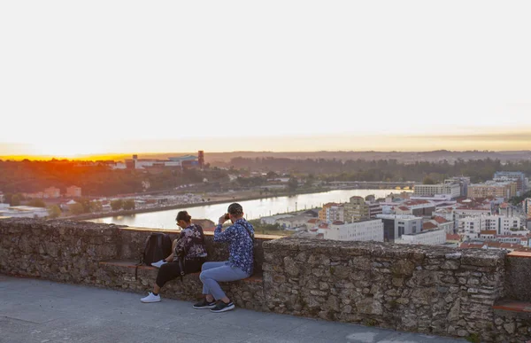 Visitantes casal desfrutar do pôr do sol do miradouro em Coimbra Old T — Fotografia de Stock