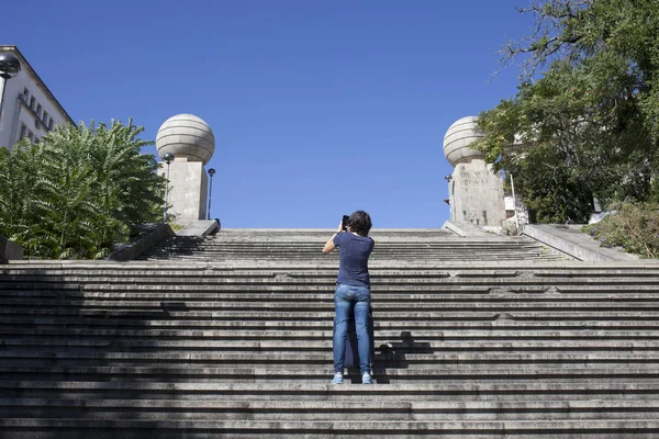 Jonge toeristische vrouw neemt foto 's van Coimbra Monumental Stai — Stockfoto