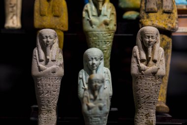 Antik Mısır Ushabtis 'i ahşaptan ya da pervasızlıktan yapılmıştır. Seçici