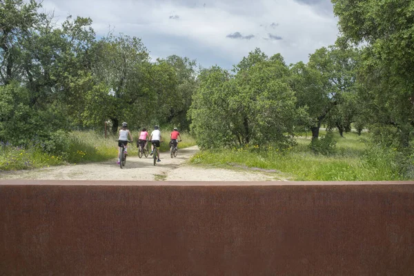 Motorrijders bezoeken de Dolmen van Lacara, Extremadura. Spanje — Stockfoto