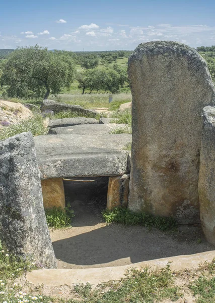 Дольмен из Лакары, крупнейшее мегалитическое захоронение в Эстремадуре , — стоковое фото