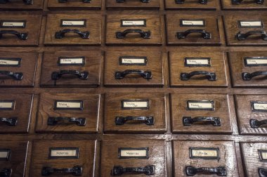 Koyu kahverengi tahta kart katalog mobilyaları