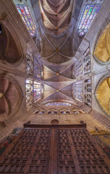 Sufit nad nawą główną. Wnętrze katedry w Leon, Hiszpania — Zdjęcie stockowe