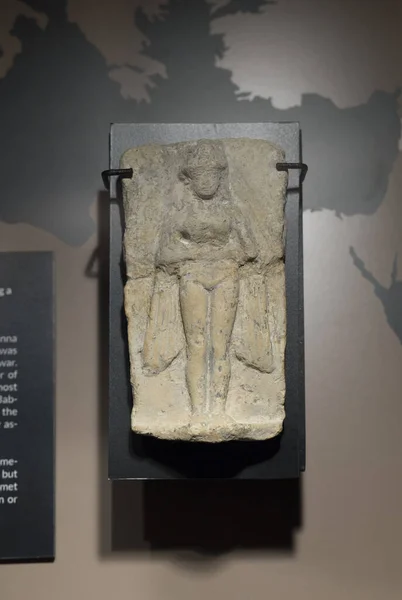 Mesopotamian tablet relef depicting Inanna, goddess associated w — ストック写真