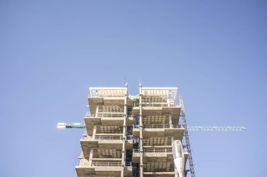 Crane yeni apartman dairesinde çalışıyor.