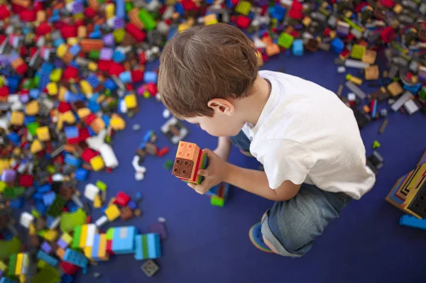 プラスチック製のレンガを連動させた塔を建てる4歳の少年 — ストック写真