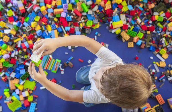 プラスチック製のレンガを連動させた塔を建てる4歳の少年 — ストック写真