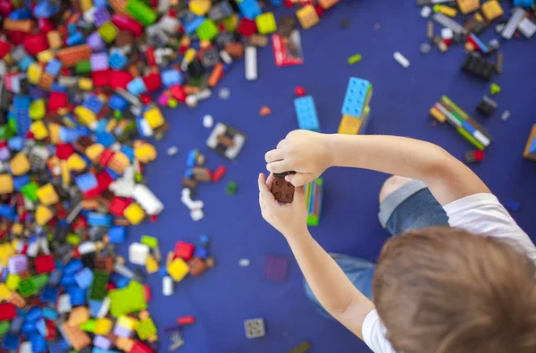 プラスチック製のレンガを連動させた塔を建てる4歳の少年 — ストック写真