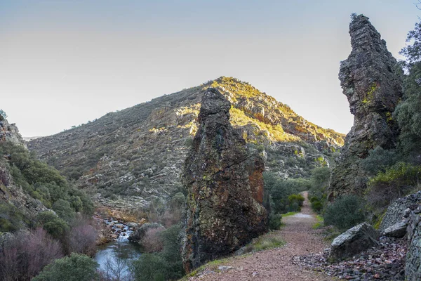 西班牙Cabaneros国家公园的三座石塔遗址 — 图库照片