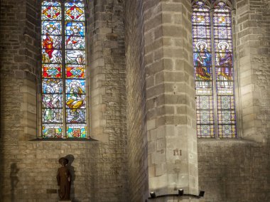 Santa Maria del Mar 'ın Gotik Bazilikası' nda lekeli camlar.