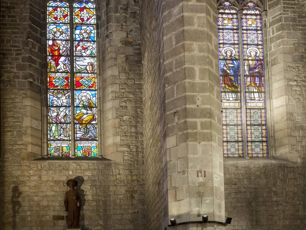 Ramen van glas in lood in de gotische basiliek van Santa Maria del Mar — Stockfoto