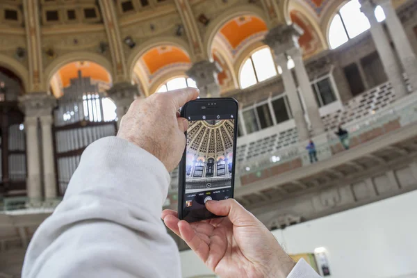 Touristin fotografiert große Halle des Palau Nacional — Stockfoto