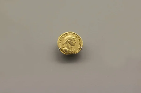Jedna zlatá mince aurelijského římského císaře 272 Ac — Stock fotografie