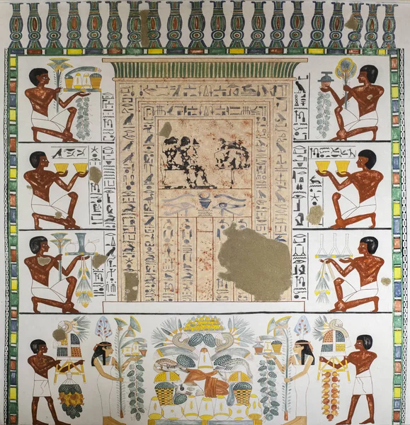 Tomb Scribe Nakht. False door flanked   by offering bearers — 스톡 사진