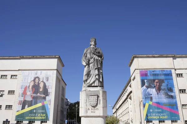 Statue von Denis von Portugal an der Universität von Coimbra — Stockfoto