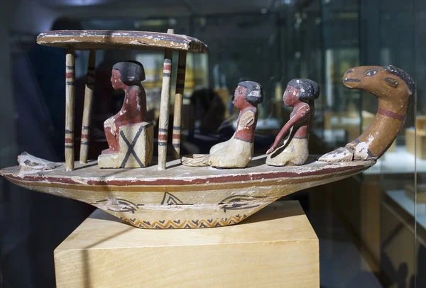 Egyptian rowboat with servers — Stock Photo, Image