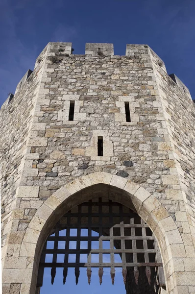 Portcullis de la primera torre de defensa. Puente medieval de Besalu, Sp — Foto de Stock