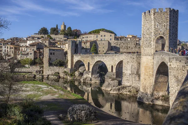 Puente medieval de Besalu. Cataluña, España — Foto de Stock