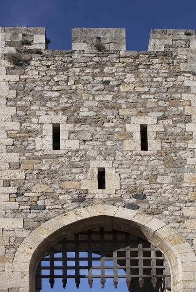 Portcullis of First defence tower. Medieval bridge of Besalu, Sp — ストック写真