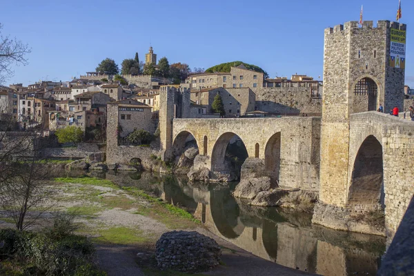 Middeleeuwse brug van Besalu. Catalonië, Spanje — Stockfoto