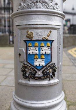 Dublin, İrlanda - 20 Şubat 2020 Dublin Şehir Merkezi lamba direğinde Dublin arması, İrlanda